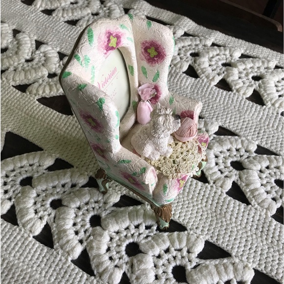 DEZINE Vintage Cottagecore Ceramic Comfy Chair Picture Frame - Picture 11 of 16